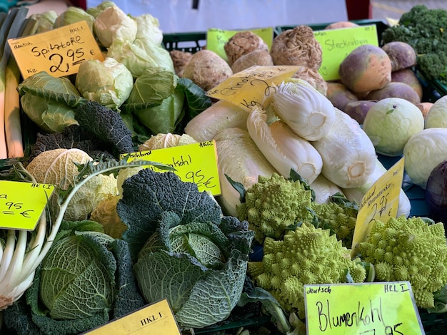 Foto verschillende groenten te koop op de markt.