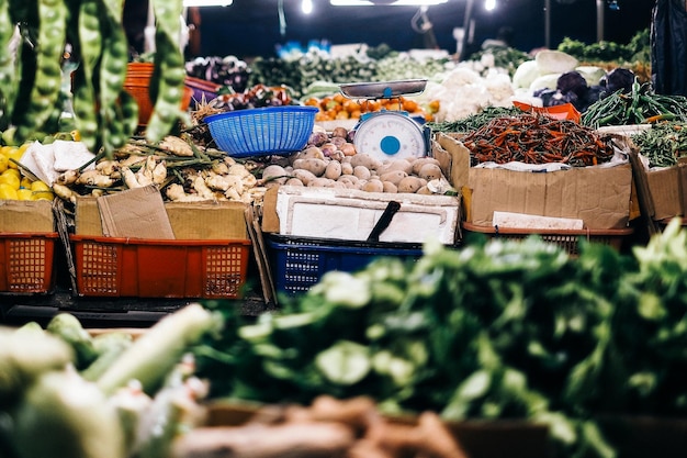 Foto verschillende groenten te koop op de marktstand