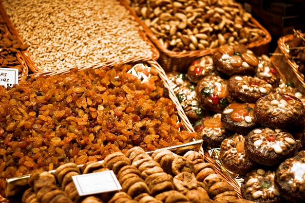 Verschillende groenten te koop op de marktstand
