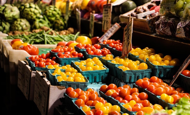 Verschillende groenten te koop op de marktstand