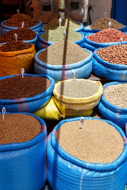 Verschillende groenten te koop op de marktstand