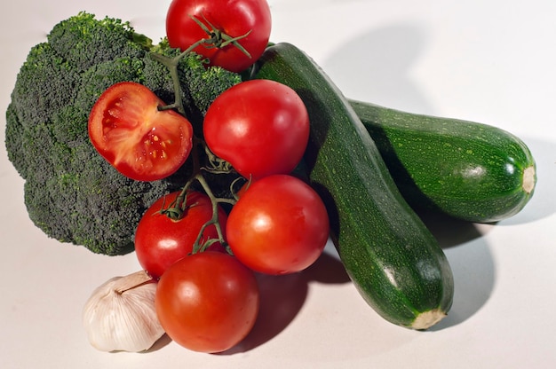 Verschillende groenten tegen een witte achtergrond