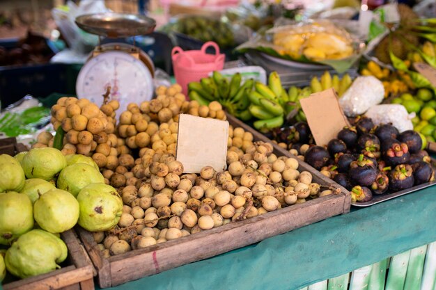 Verschillende groenten worden verkocht in Thailand markt.