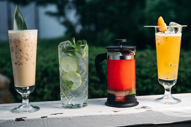 Verschillende heerlijke zomerse biologische cocktails