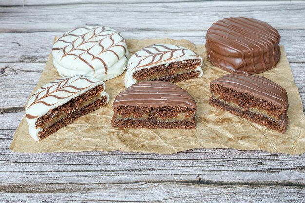 Verschillende helften Braziliaanse honingcakes Traditioneel en bedekt met witte chocolade gevuld met dulce de leche