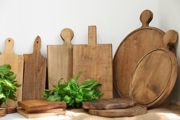 Verschillende houten planken op tafel