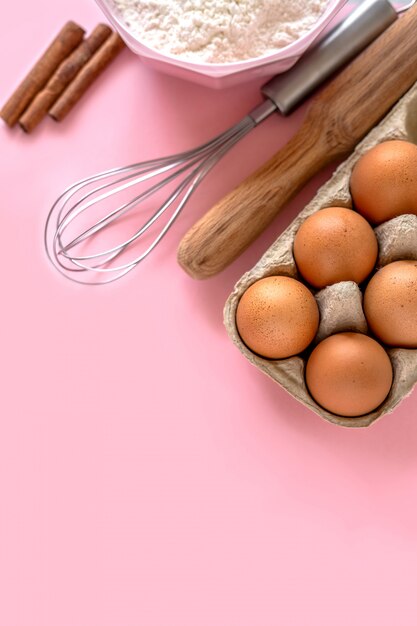 Verschillende ingrediënten voor het bakken