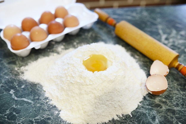 Verschillende ingrediënten voor het bereiden van meelproducten op de keukentafel