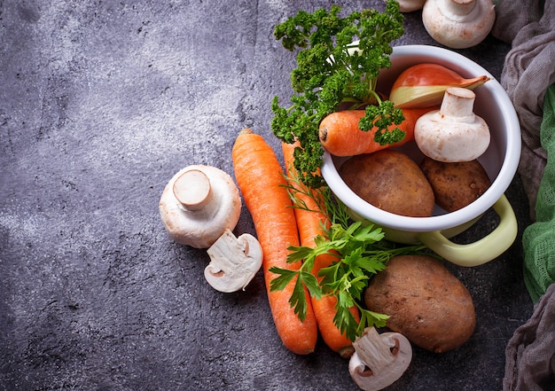 Verschillende ingrediënten voor het koken van groentesoep. Veganistisch eten.