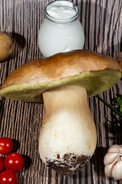 Verschillende ingrediënten voor het koken van wilde eekhoorntjesbrood: eekhoorntjesbrood, aardappelen, ui, knoflook en zure room. Verticaal