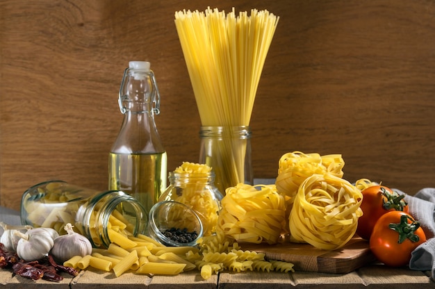 Verschillende ingrediënten voor spaghetti op houten achtergrond