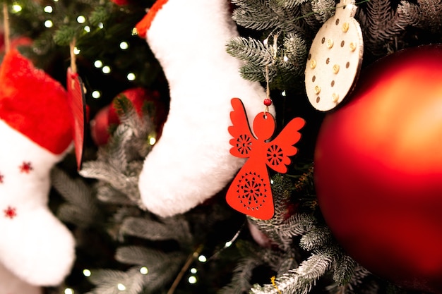 Verschillende kerstspeelgoed bij de kerstboom. Fir tree speelgoed close-up. Decoratie speelgoed voor de feestdagen. Vrolijk kerstfeest wenskaart.