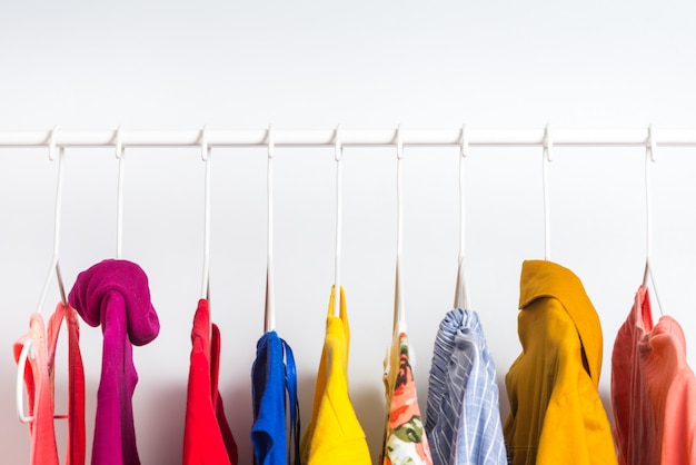 Verschillende kleding op een hanger, lifestyle concept