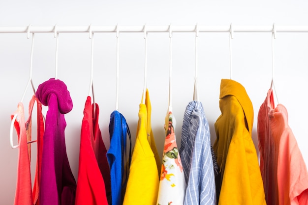 Verschillende kleding op een hanger, lifestyle concept