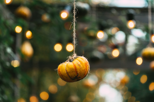 Verschillende kleur en grootte pompoendecor op openluchtmarkt, herfstvoedsel