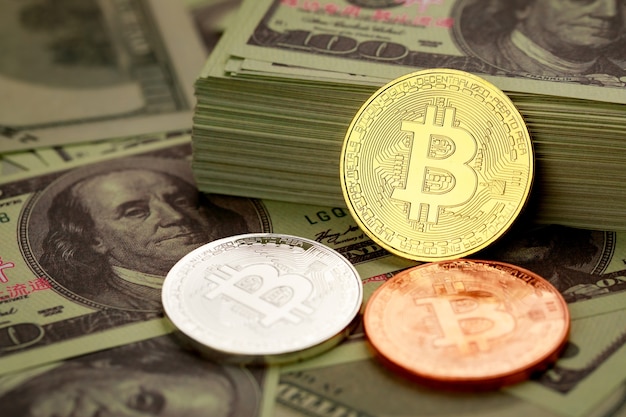 Verschillende kleuren cryptocurrency-muntensymbool over een stapel dollarbankbiljetten. Idee voor blockchain, het nieuwe type geld in de economie van de zakenwereld.