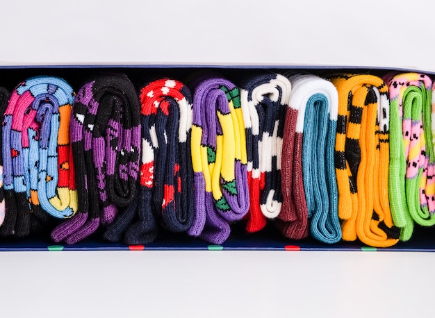 Verschillende kleurrijke katoenen sokken rollen in een doos