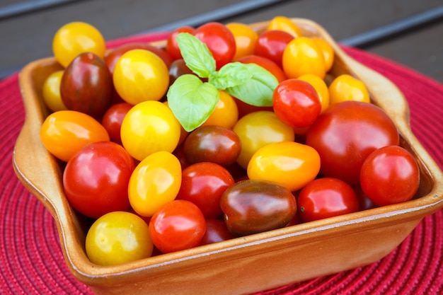 Verschillende kleurrijke kerstomaatjes Gezond eten of vegetarisch concept