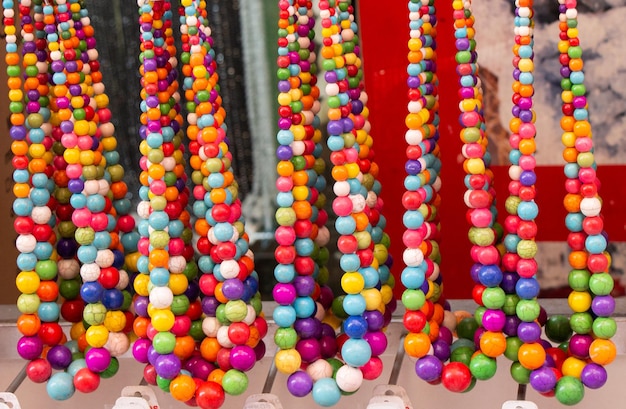 Verschillende kleurrijke kralen op de markt Kleurrijke ketting gemaakt van kralen