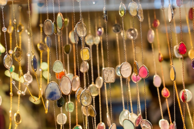 Verschillende kleurrijke kralen op de markt Kleurrijke ketting gemaakt van kralen