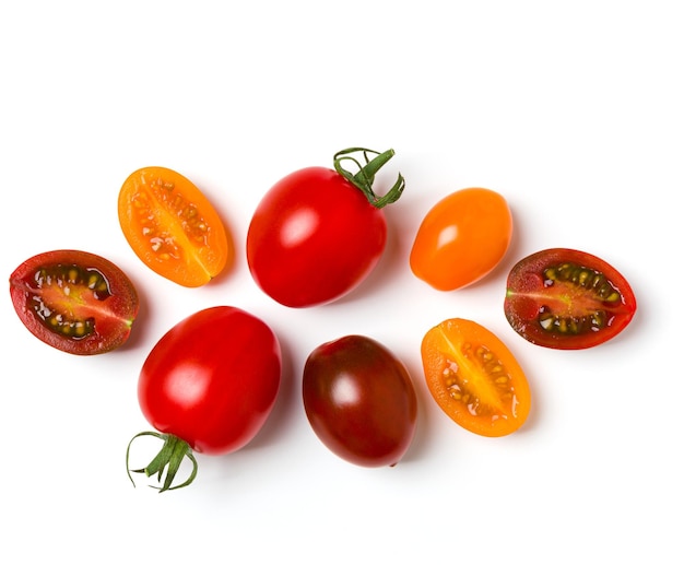 verschillende kleurrijke tomaten geïsoleerd op een witte achtergrond Top view platte leg Creatieve lay-out