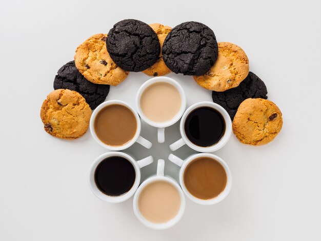 Verschillende koffie en koekjes op een witte tafel