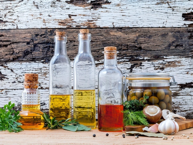 Foto verschillende kookoliën in flessen op tafel