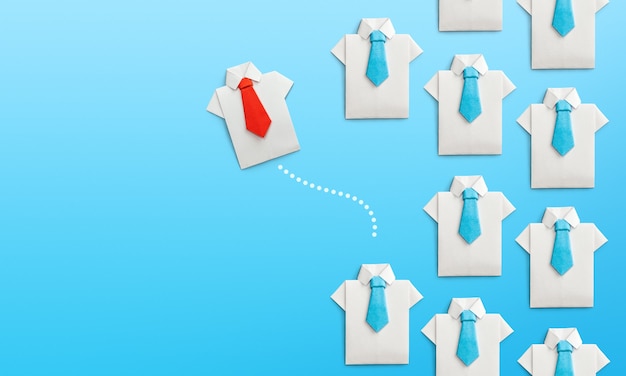 Verschillende manier om het doel te bereiken Groep zakenlieden in overhemd en stropdassen op blauwe achtergrond