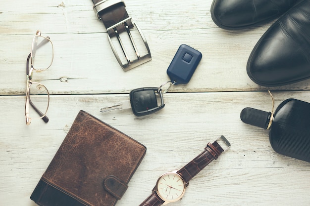 Foto verschillende mannen accessoires op houten tafel