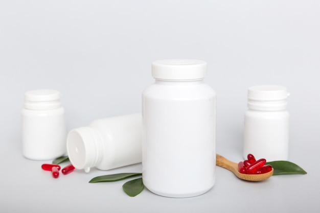 Verschillende medicijnen en gezondheidssupplement pillen met geneeskunde fles gezondheidszorg en medische bovenaanzicht Vitamine tabletten Fles met gekleurde pillen op tafel achtergrond Multivitaminen