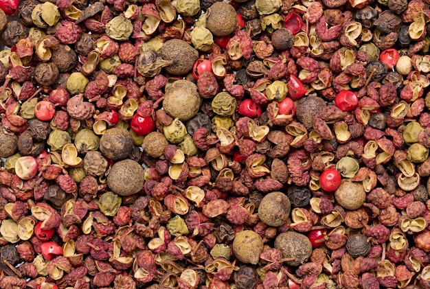 Foto verschillende mengsels van pepers, rood, zwart en pimentkruiden om te koken