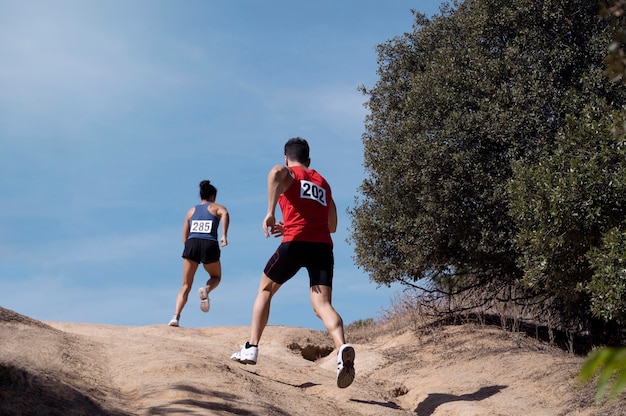 Verschillende mensen die deelnemen aan een cross country