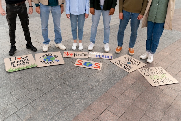 Foto verschillende mensen marcheren in protest tegen klimaatverandering