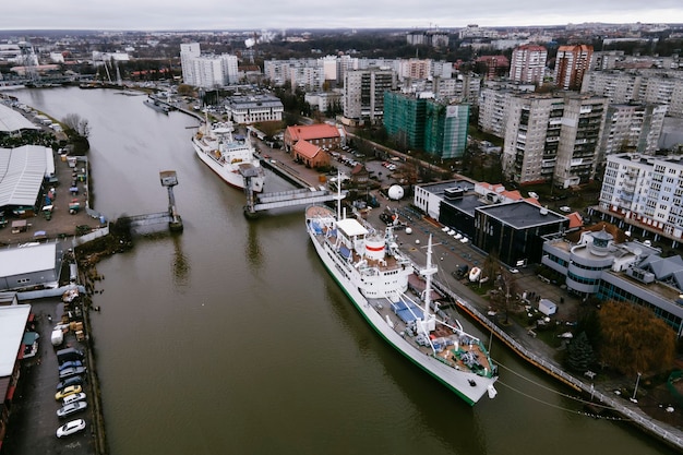 verschillende militaire en onderzoeksschepen op de Pregolya-rivier in de haven van Kaliningrad, Rusland.