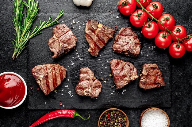 verschillende mini-gegrilde rundvlees T-Bone-steaks op stenen tafel