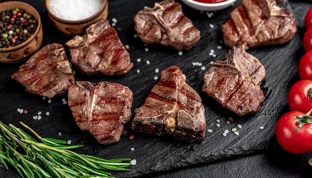 verschillende mini-gegrilde rundvlees T-Bone-steaks op stenen tafel