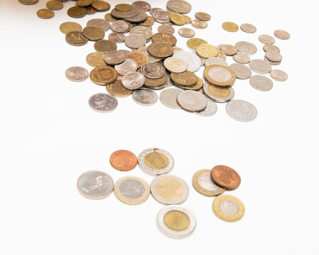 Verschillende munten van verschillende landen, op een witte achtergrond, close-up.