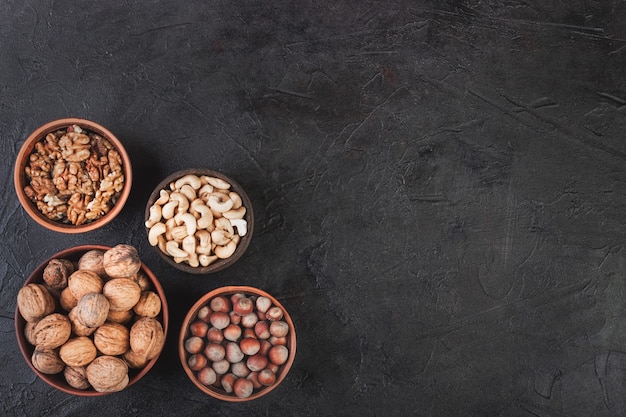 Verschillende noten in gerechten, walnoten, hazelnoten, cashewnoten en amandelen