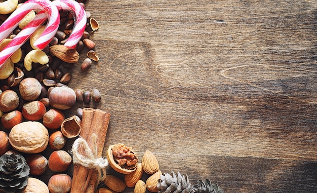 Verschillende noten op een houten tafel. Ceder, cashew, hazelnoot, walnoten en een lepel op tafel. Veel noten zijn in de schaal en chistchenyh op een houten achtergrond