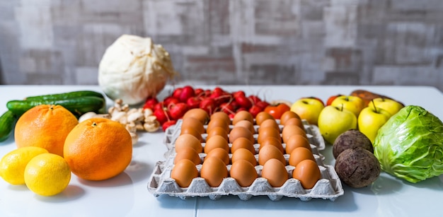 Verschillende paleodieetproducten op witte tafel