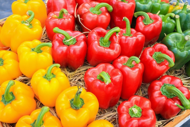 verschillende paprika's in de winkel