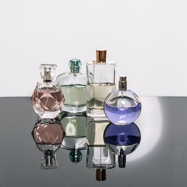 Verschillende parfumflesjes met reflecties