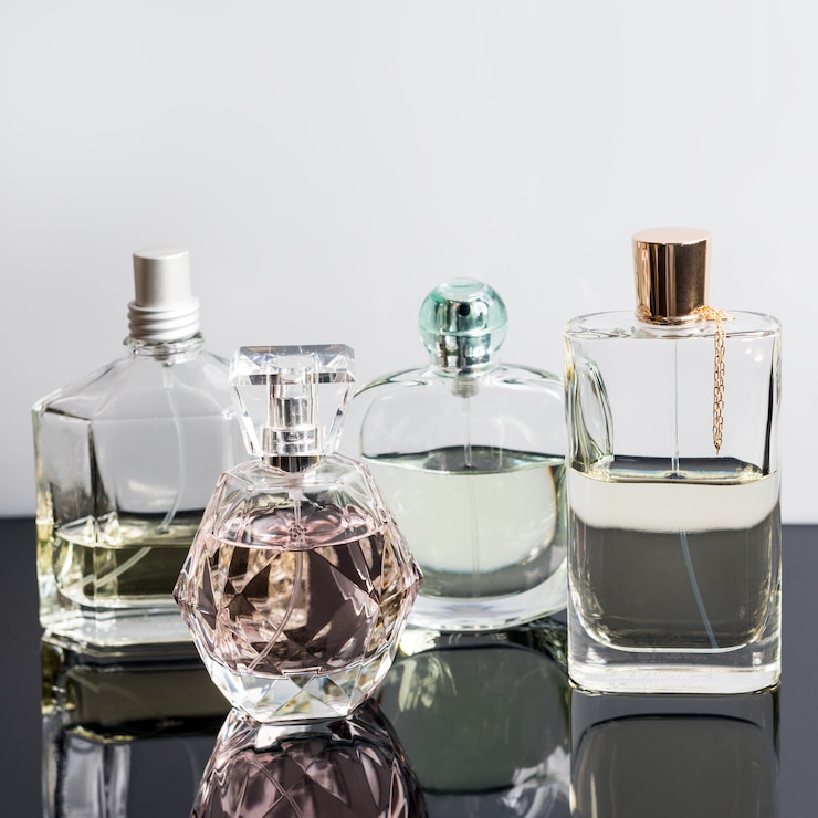 Foto verschillende parfumflesjes met reflecties