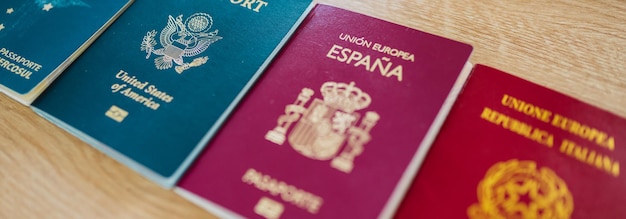 Verschillende paspoorten van burgers van vele landen en regio's van de wereld