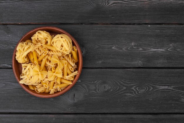 Verschillende pasta op een houten kom