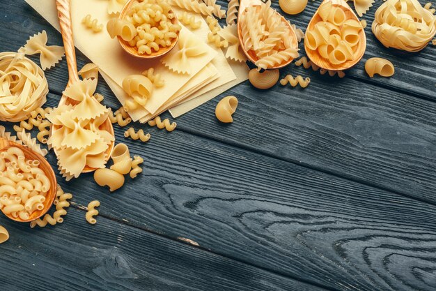 Verschillende pasta op houten lepels
