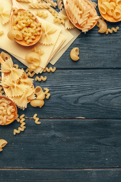 Verschillende pasta op houten lepels