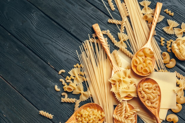 Verschillende pasta op lepels