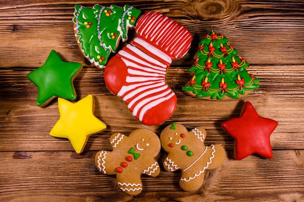 Verschillende peperkoek kerstkoekjes op rustieke houten tafel. Bovenaanzicht