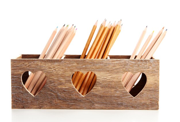 Verschillende potloden in houten kist geïsoleerd op wit